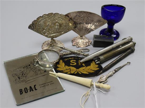 An S. R. Inspectors badge, a miniature, dominoes, menu holders, etc.